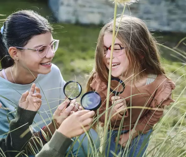 Děti v trávě s brýlovými čočkami ZEISS MyoCare